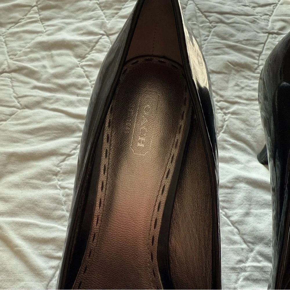 Coach Women’s Black Shiny Open Toe Heels Pumps with Coach Button Buckle - Picture 6 of 12